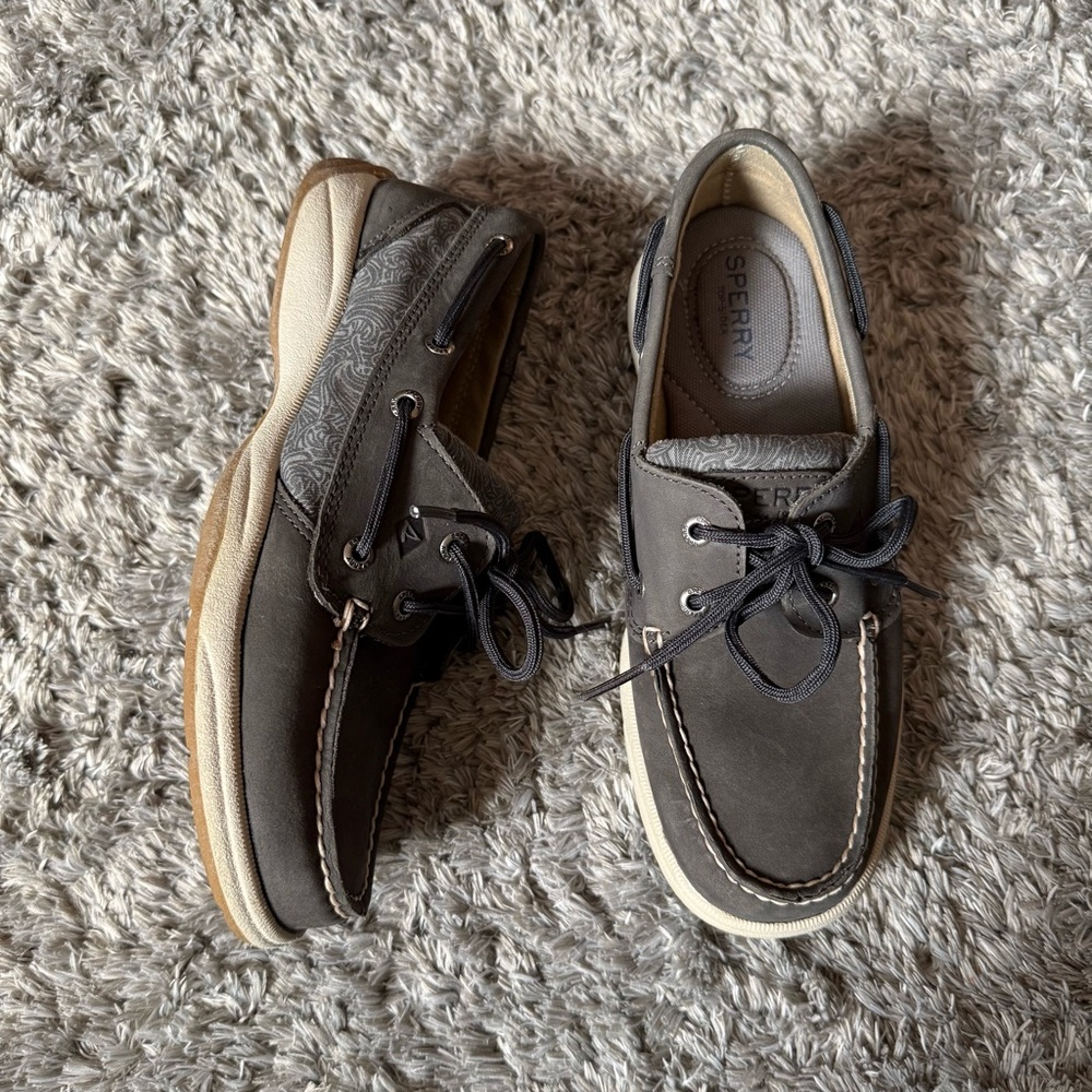 Women’s Sperry Bluefish 2 eye boat shoes gray with swirls, size 6